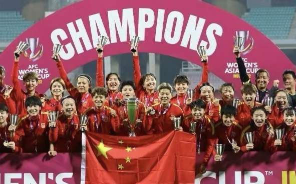 罗马诺：曼城签下17岁阿根廷中场埃切维里 回租河床1年记者罗马诺报道，曼城将签下17岁阿根廷中场埃切维里，曼城和河床正交换文件，here we go！